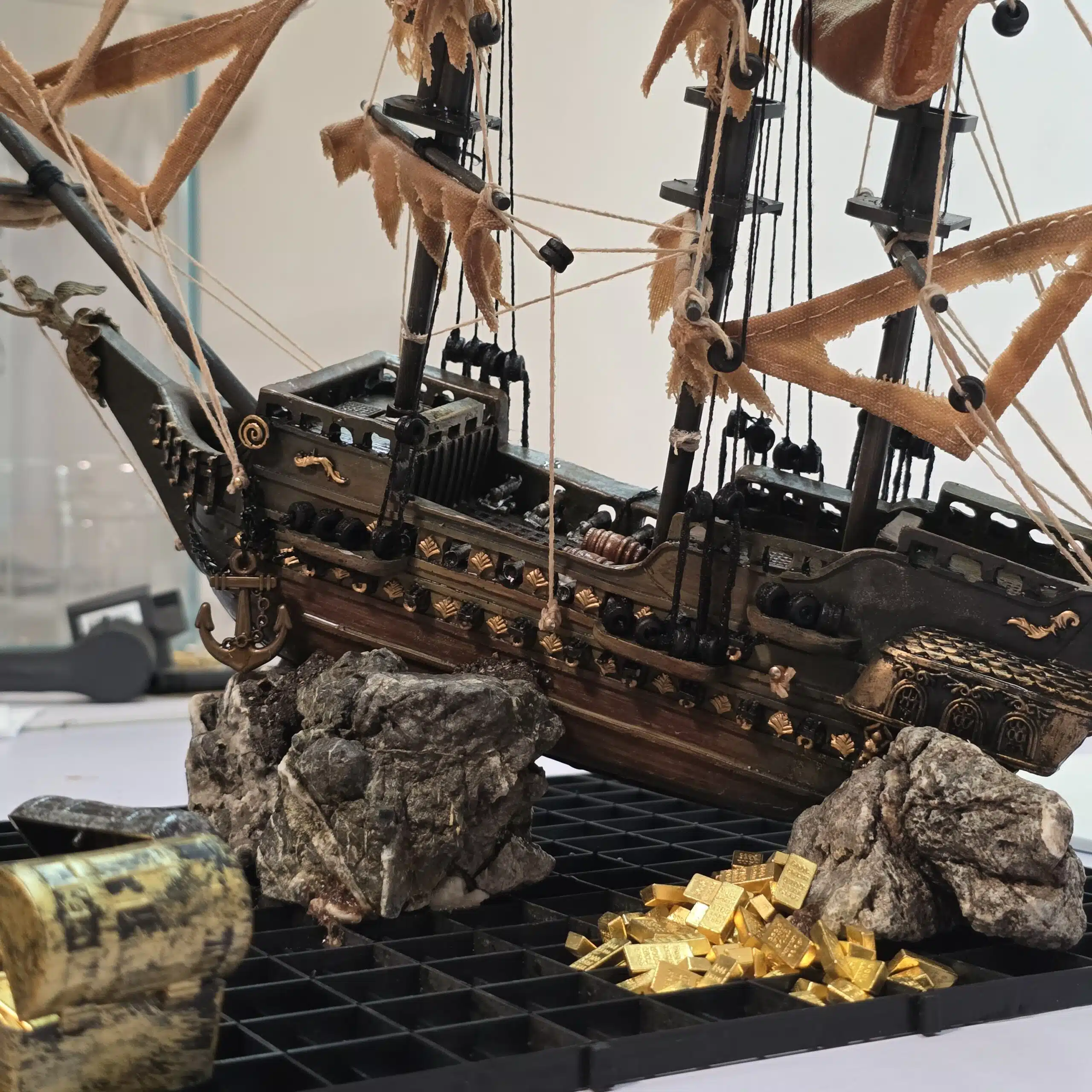 Battle-Damaged Style Aquarium Pirate Ship(Large size) - Image 3